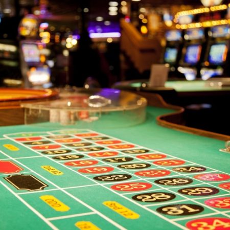 What are the key factors to consider when choosing an online casino site?